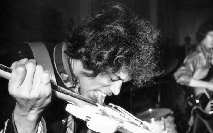 Džimi Hendriks-jimi hendrix-online casino bonus-sviranje gitare zubima